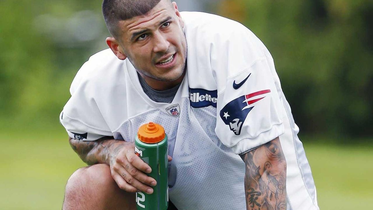 Police visit home of Patriots TE Aaron Hernandez - The San Diego  Union-Tribune