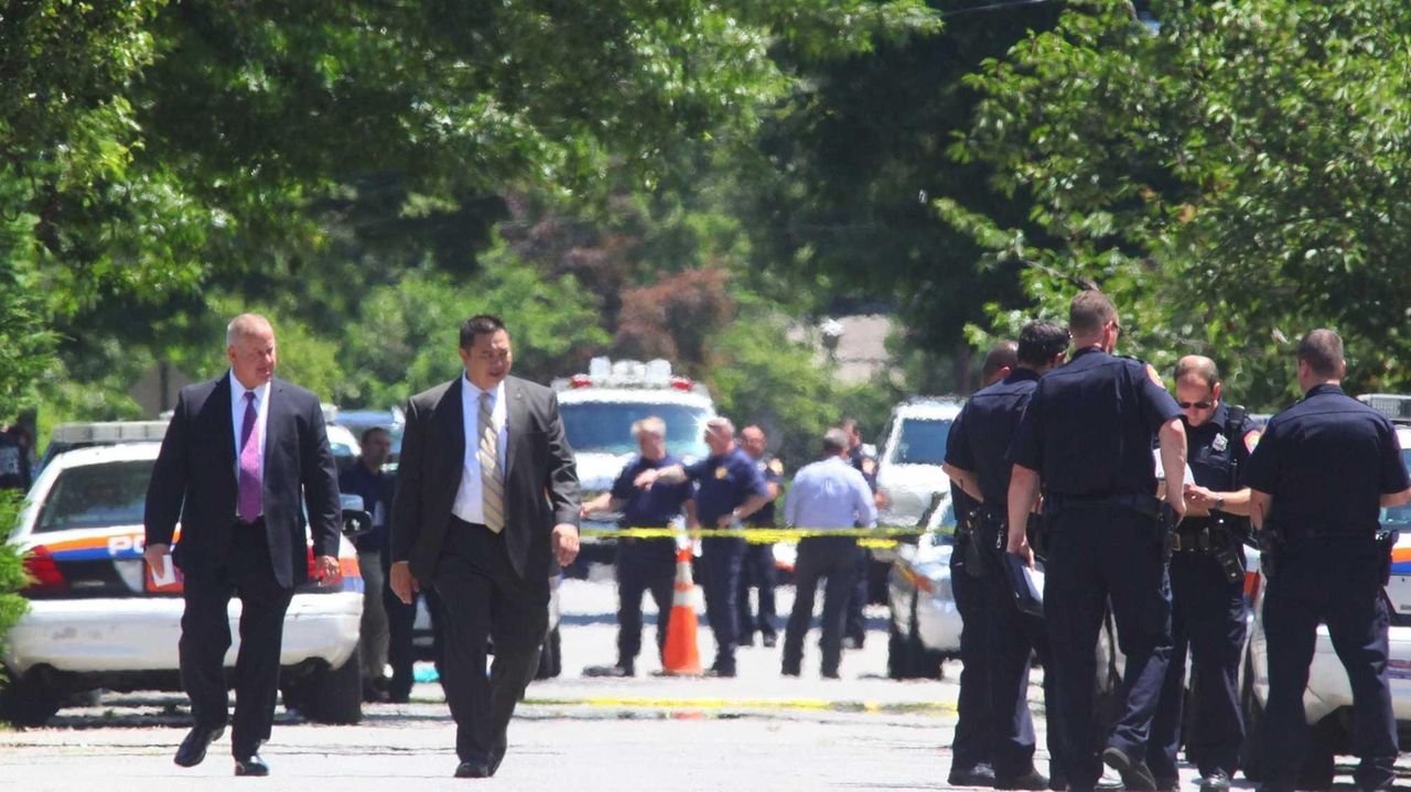 Cops Police shoot suspect in Albertson Newsday