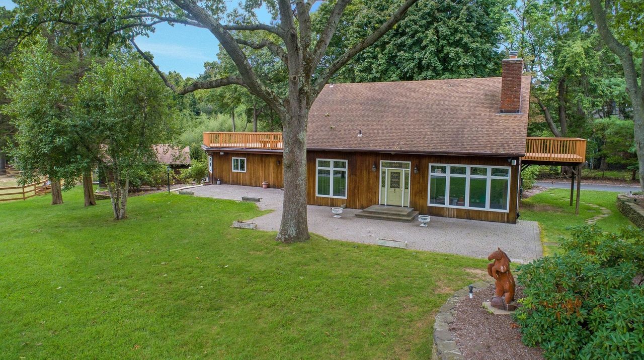 Eatons Neck horse property lists for 1.1M Newsday