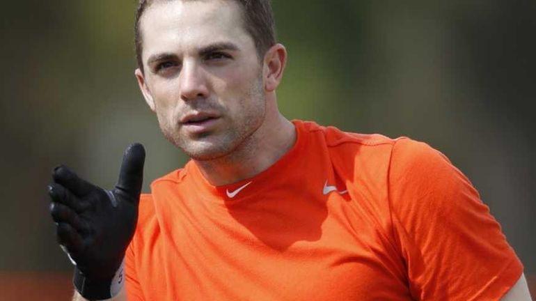 Mets third baseman David Wright gestures as he tells a...