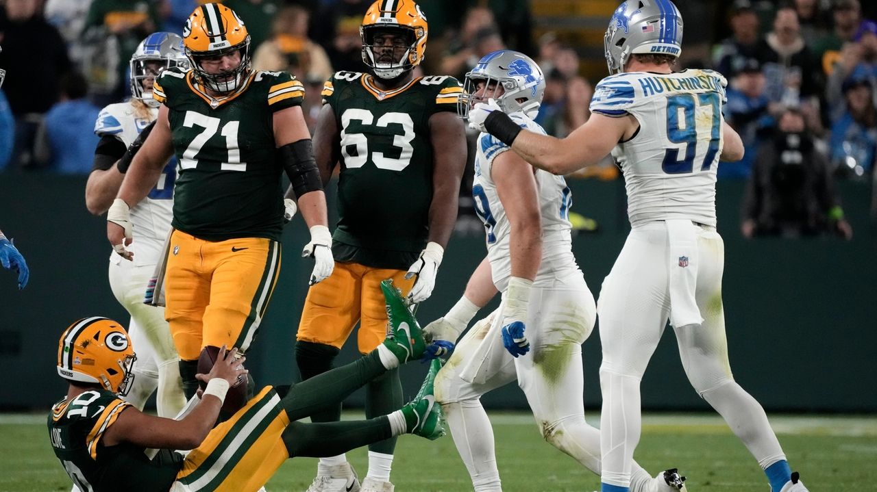 Details in Detroit: Packers' equipment staff prepares uniforms for Lions  game