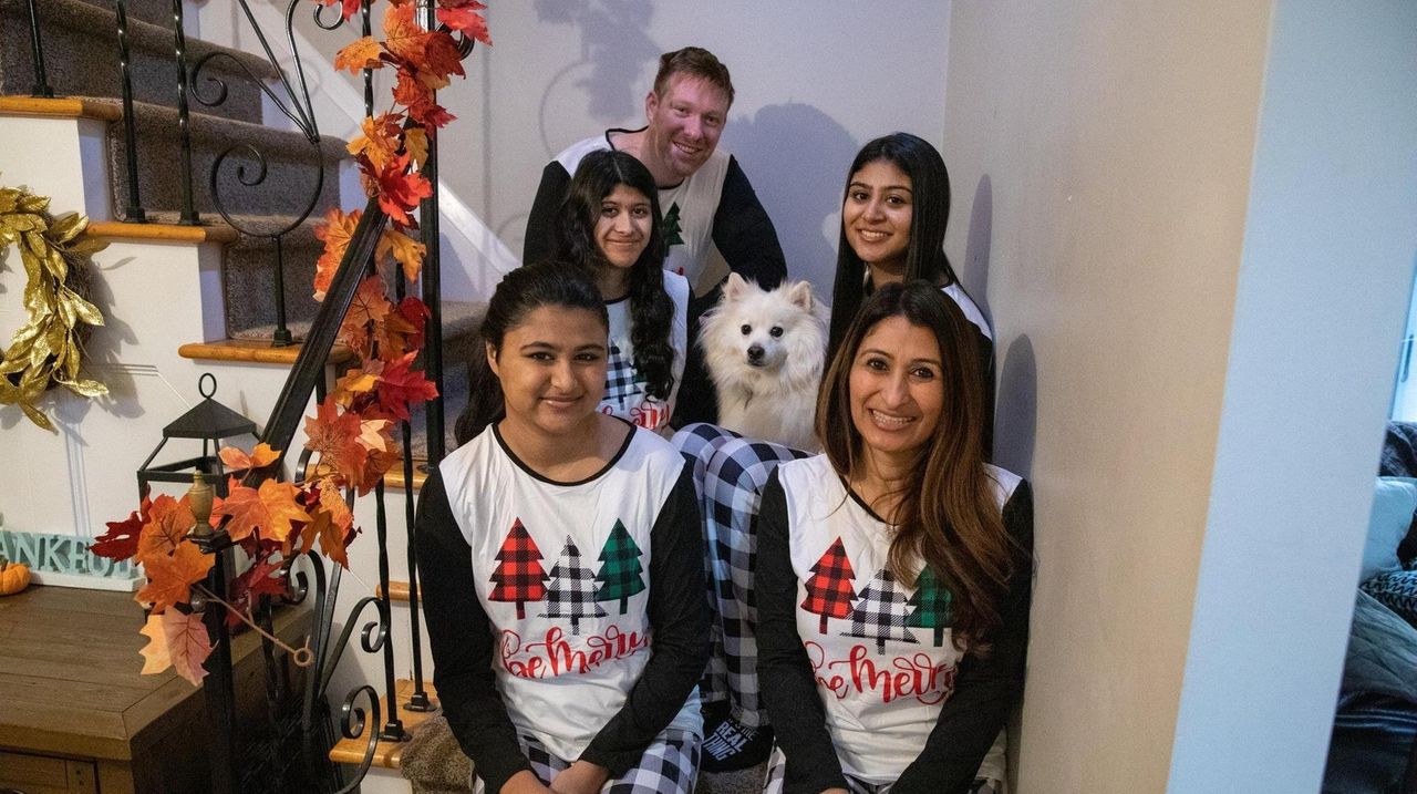 Matching holiday PJs, big bucks and plenty of outtakes make the 'perfect'  family photo - Newsday