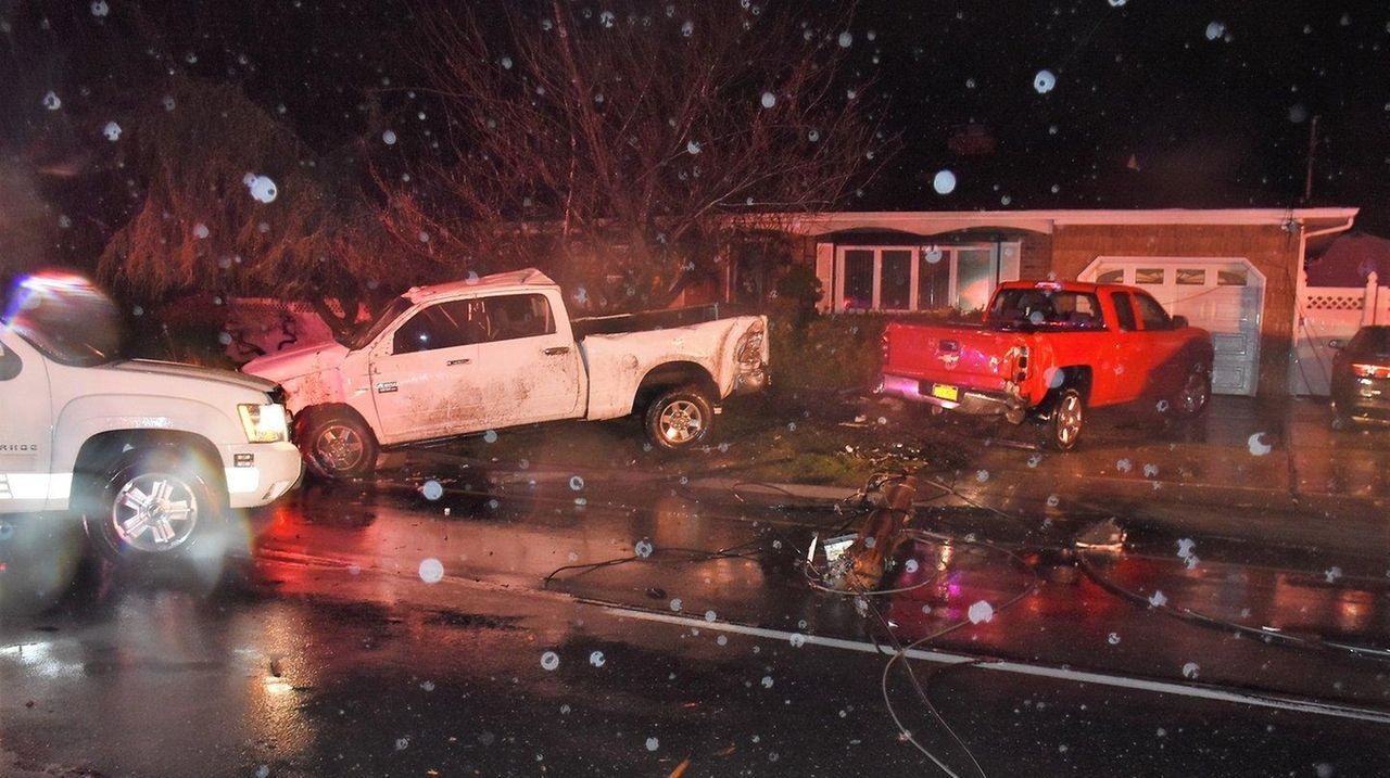 Drunken driver hit pole, parked vehicles in Farmingville, cops say