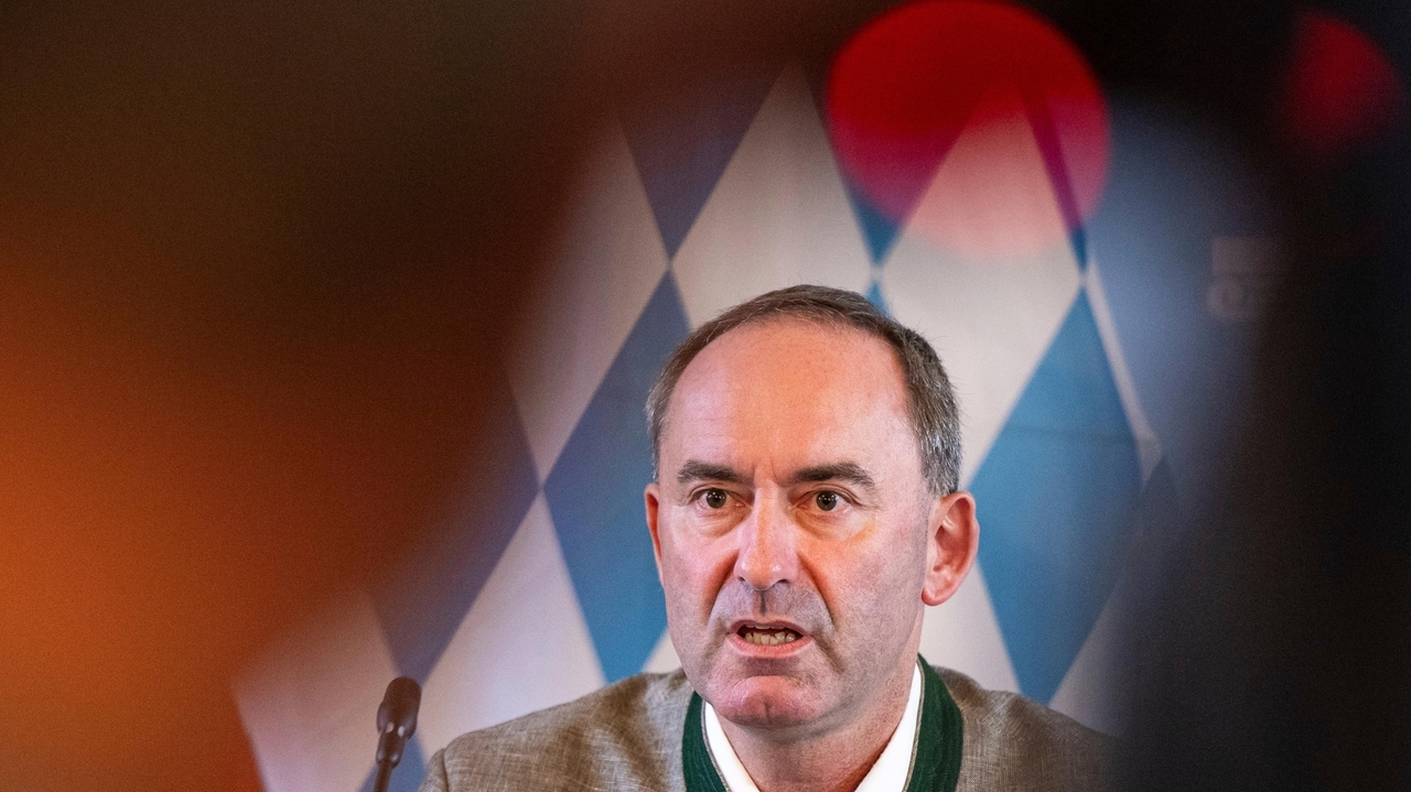Bavaria's deputy governor rejects new accusations of antisemitic behavior when he was in school - Vimarsana News