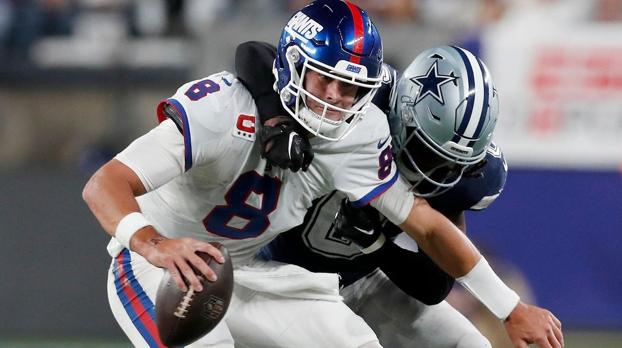 Giants' Daniel Jones shows toughness in loss to Cowboys