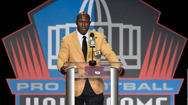 Former NFL player Terrell Davis delivers his speech during induction...