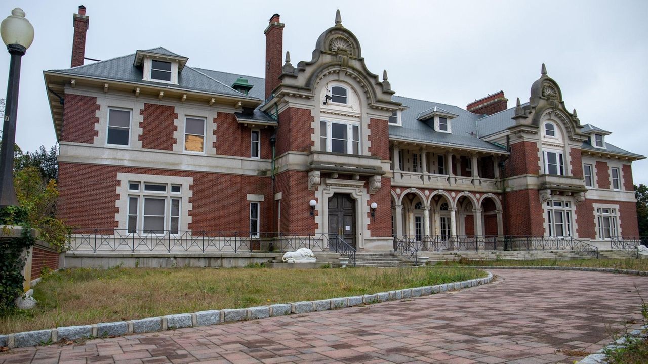 Dowling College simply fades away . . . Newsday