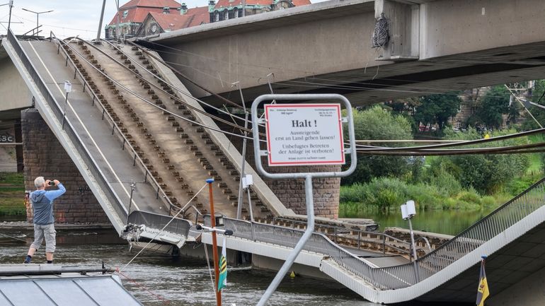 Parts of the Carola Bridge over the Elbe have collapsed...