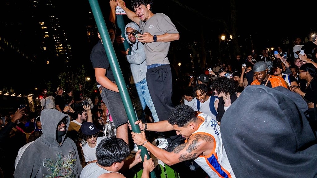 NYPD detains at least 21 people near Knicks Bryant Park watch party after Game 3 loss to Spurs