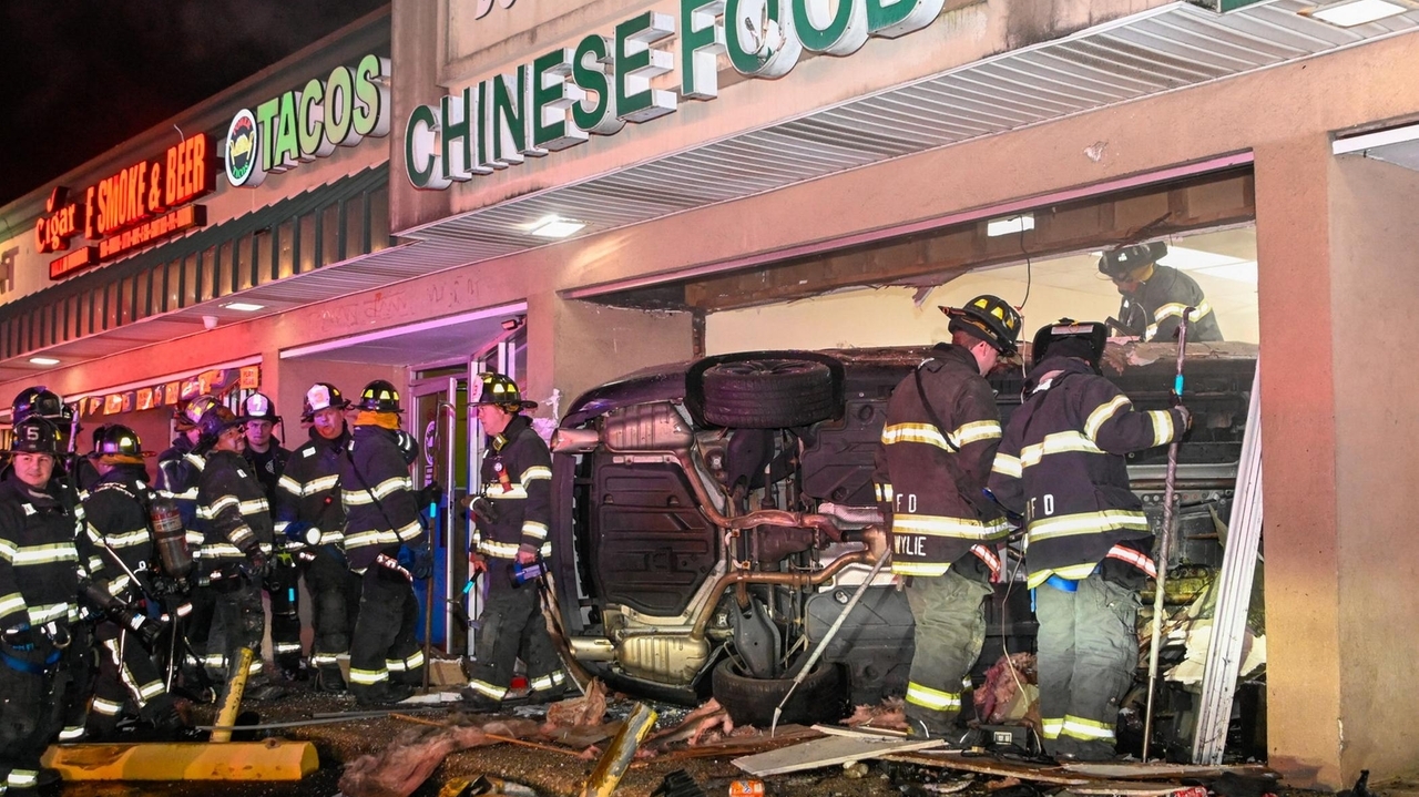 Cars crash into Farmingdale restaurant, driver charged with DWI - Newsday