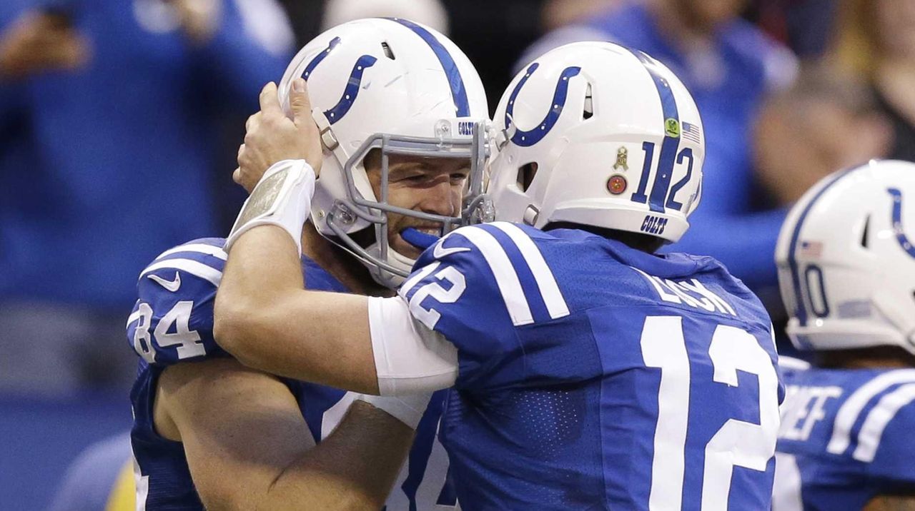 Andrew Luck's two touchdown passes lead Colts over Peyton Manning