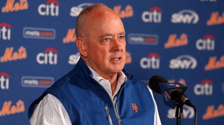  Mets team president Sandy Alderson speaks to reporters before a...