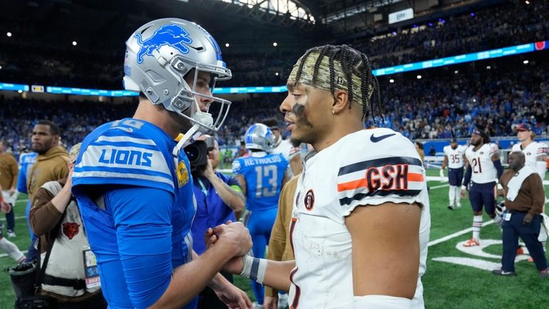 Detroit Lions quarterback Jared Goff, left, and Chicago Bears quarterback...