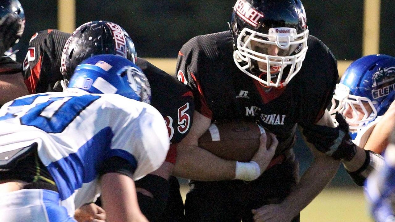 Zach Wolfe rushes for 183 yards, 3 TDs as Mount Sinai beats Glenn - Newsday