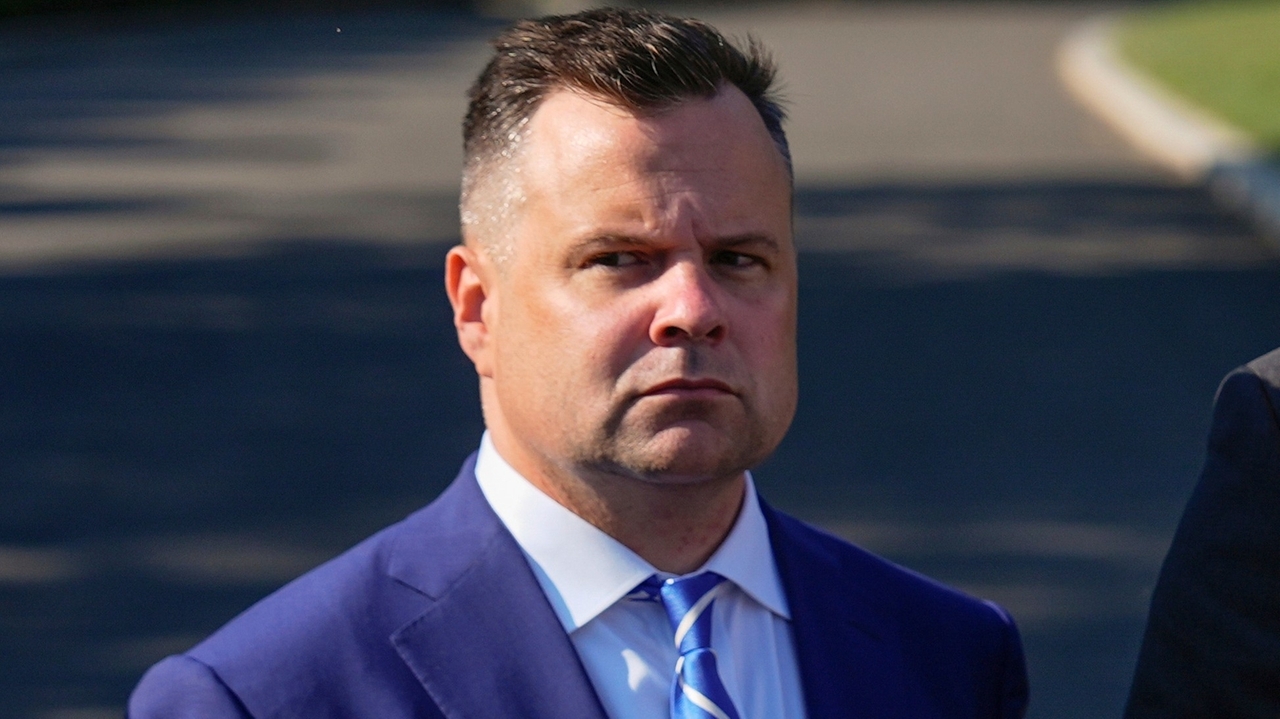 Trump urges Pulte to dismiss intel officials