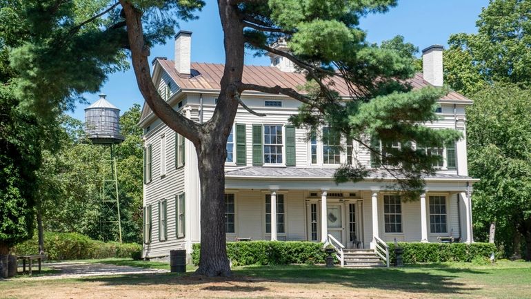 The Deepwells Farm Historical Society hosts cultural programs and activities.