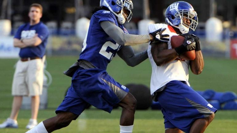 New York Giants wide receiver Jerrel Jernigan, right, catches a...