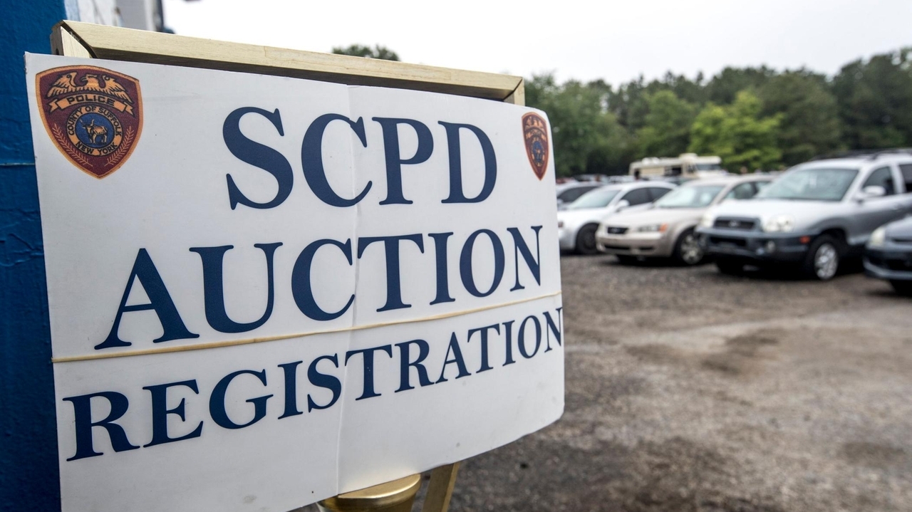 Suffolk police vehicle auction opening bid $500, 2003 Ford Mustang ...