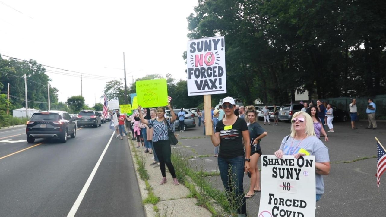 Protesters in Stony Brook decry COVID19 vaccine mandate for SUNY, CUNY