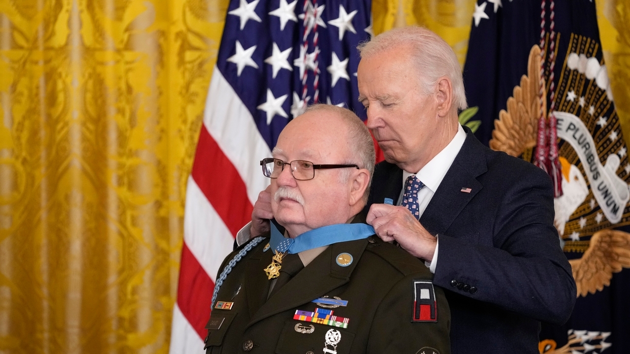 Biden awards the Medal of Honor and Medal of Valor to military heroes and first responders - Newsday