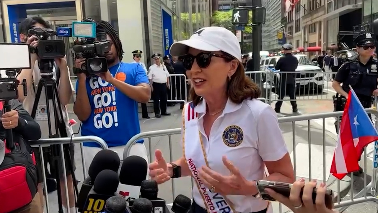 Hochul, Mamdani celebrate Knicks championship at Puerto Rican Day parade