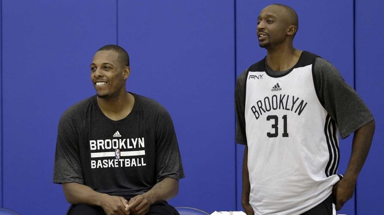 Nets' Paul Pierce, left, and Jason Terry watch during a...