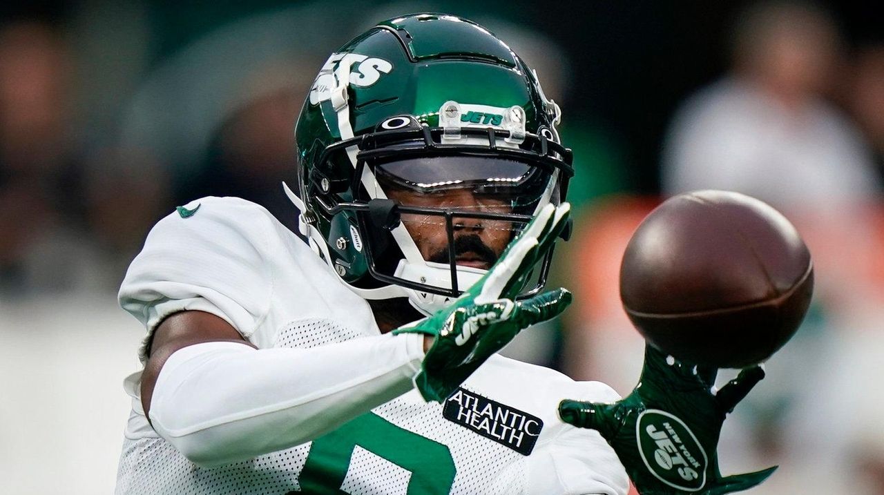 Jets practice felt like 'Christmas' as Moore, Vera-Tucker return