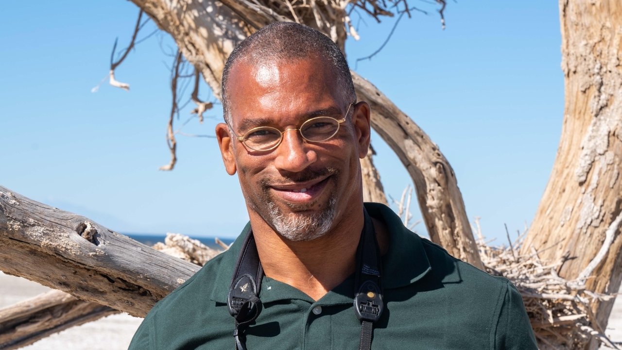 Uniondale-raised Christian Cooper meets with 'Extraordinary Birders' on his new TV show - Vimarsana News