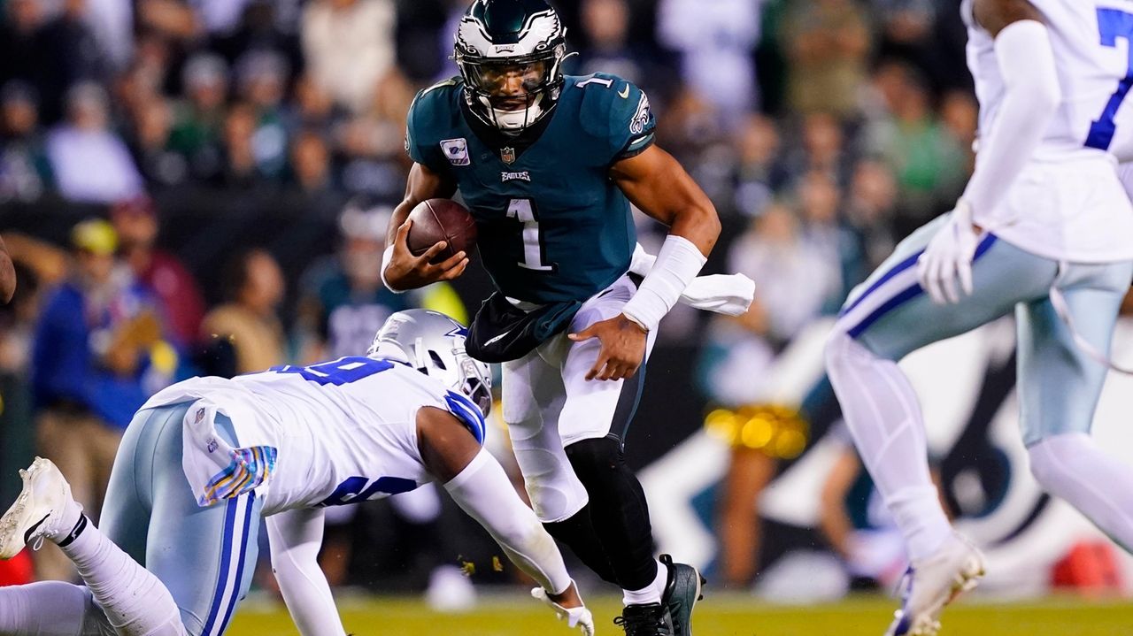 Eagles Remain Unbeaten as Jalen Hurts Outwits the Cowboy Pass Rush - The  New York Times