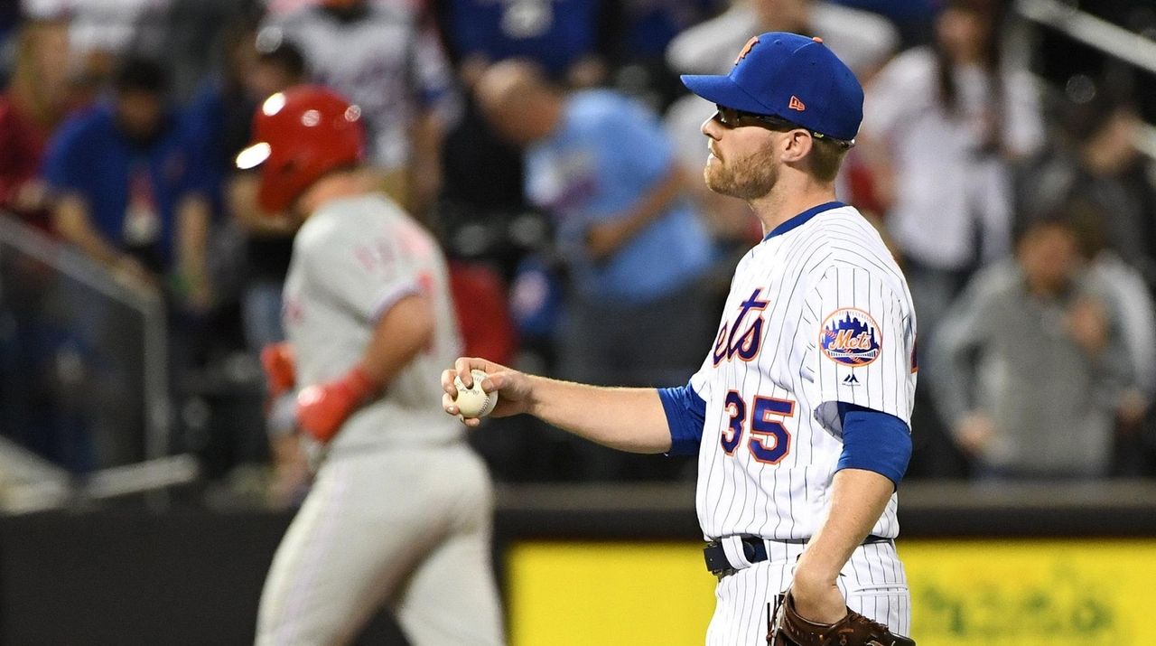 Mets' Buck Showalter angry after Pete Alonso is hit in neck - Newsday