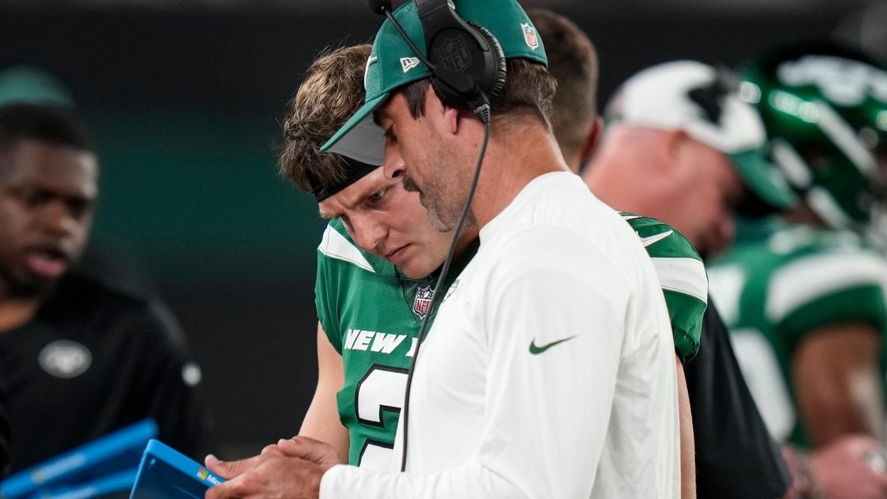 Jets QB Zach Wilson spending offseason in odd limbo while team pursues  Aaron Rodgers