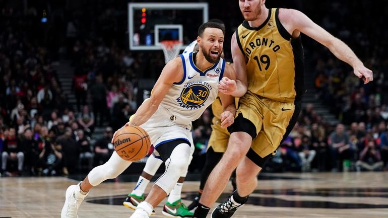 Golden State Warriors guard Stephen Curry (30) drives past Toronto...