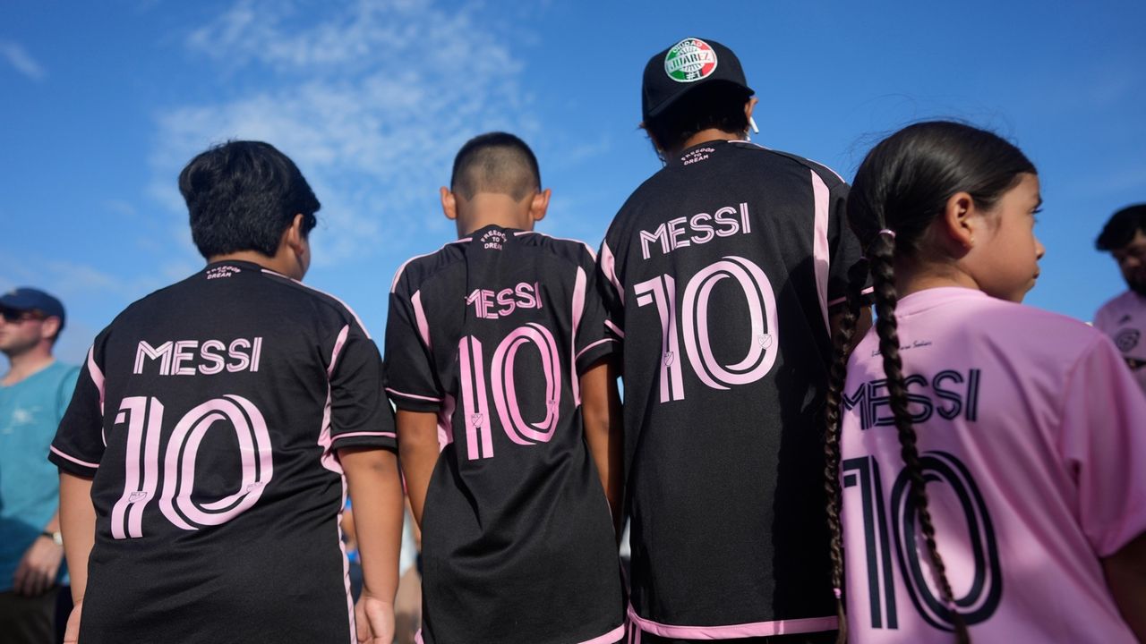 Lionel Messi's three kids, wearing PSG kits at his presentation