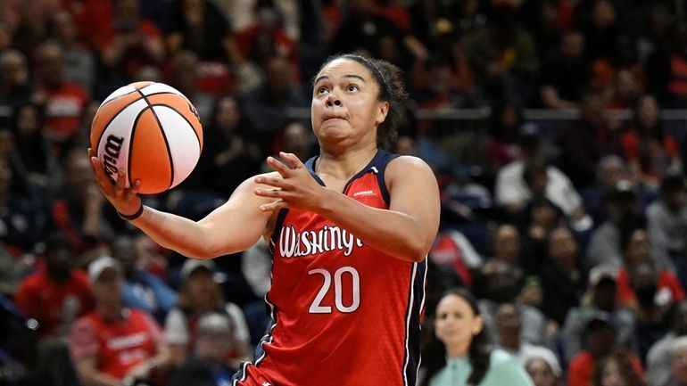 Washington Mystics guard Kristi Toliver (20) goes to the basket...