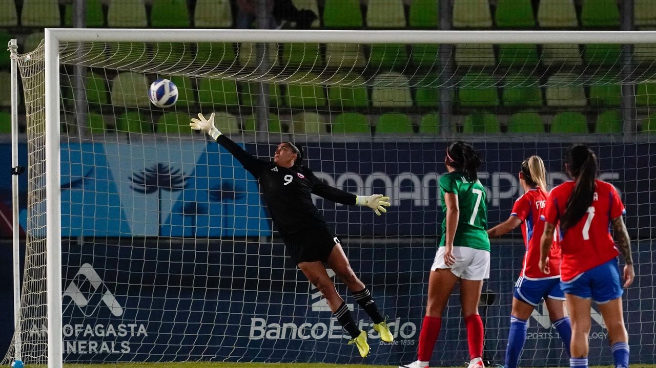 Obligado a jugar como delantero en la portería, Chile pierde 1-0 ante México en el partido por la medalla de oro panamericana