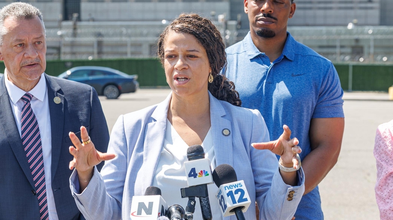 Lawmakers make surprise visit to Nassau jail as law banning ICE-county agreements looms