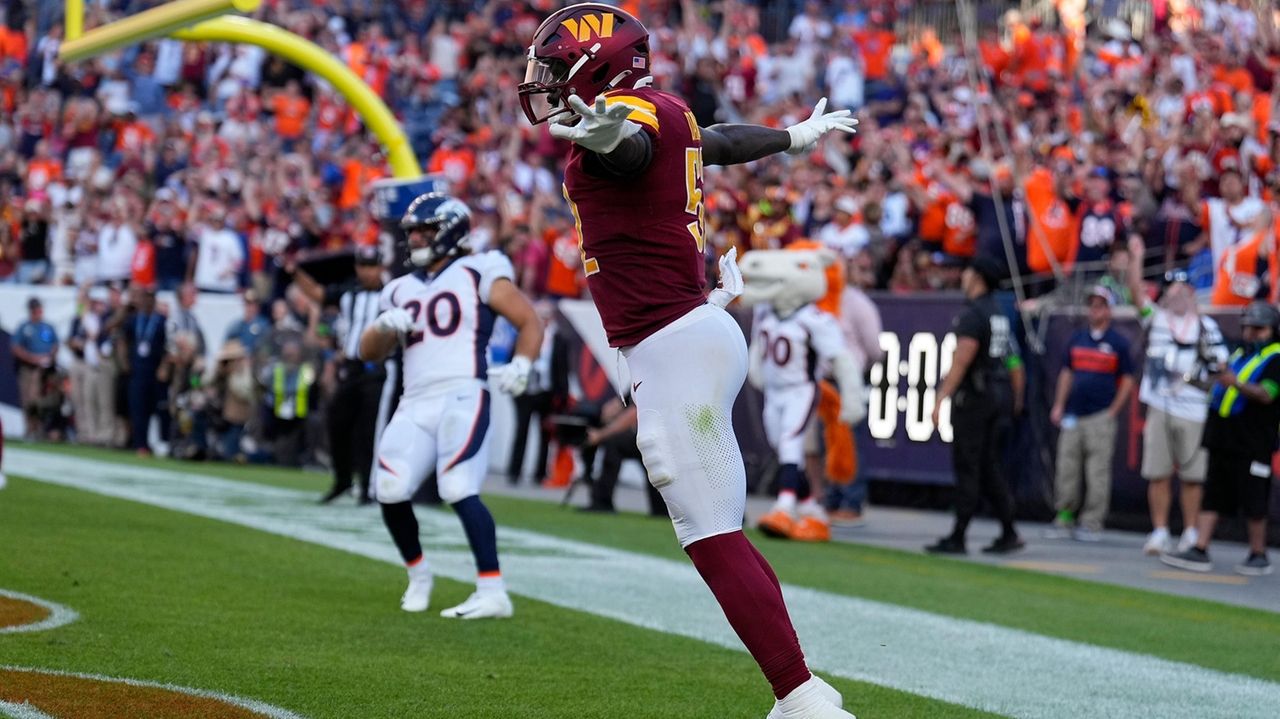 Washington Commanders linebacker Jamin Davis (52) defends against the New  York Giants during an NFL football game Sunday, Dec. 4, 2022, in East  Rutherford, N.J. (AP Photo/Adam Hunger Stock Photo - Alamy