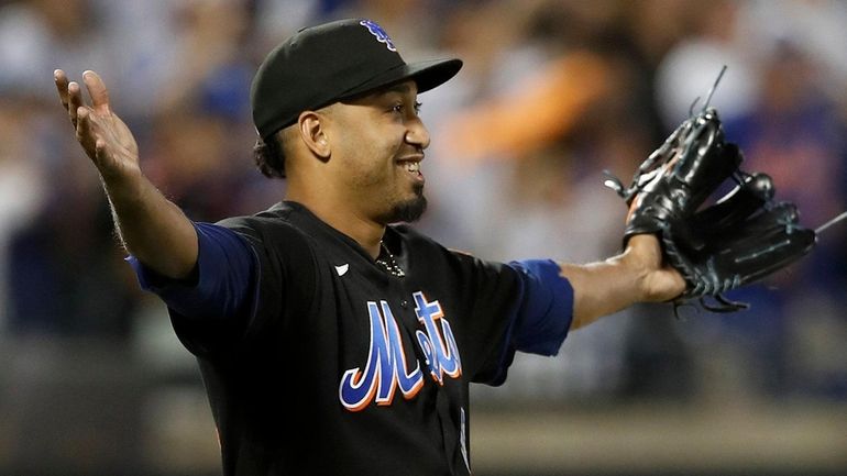 Mets closer Edwin Diaz celebrates the final out against the...