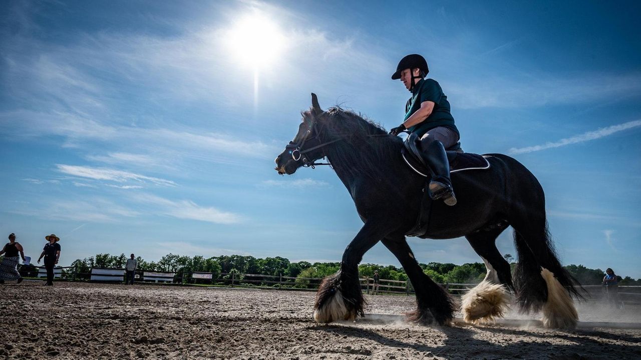 Blind rider takes top prize in Lloyd Harbor horse show with 'living' letters to guide her Newsday