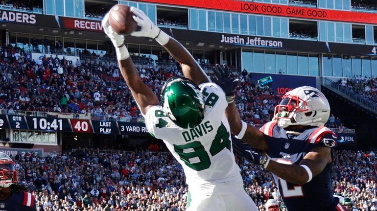 Jets wide receiver Corey Davis (84) grabs a touchdown pass...