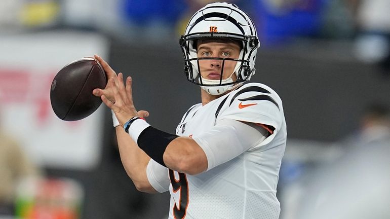 Cincinnati Bengals quarterback Joe Burrow warms up before the start...