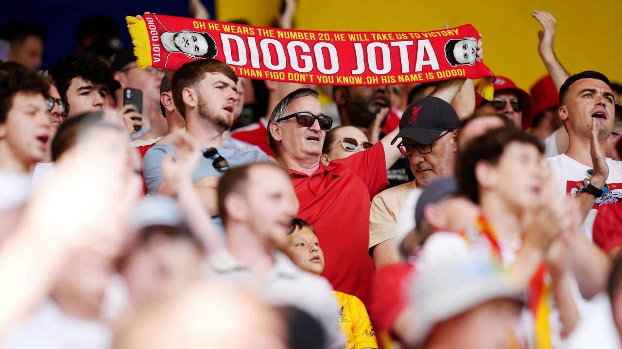 Liverpool players and fans pay tribute to Diogo Jota in first game ...