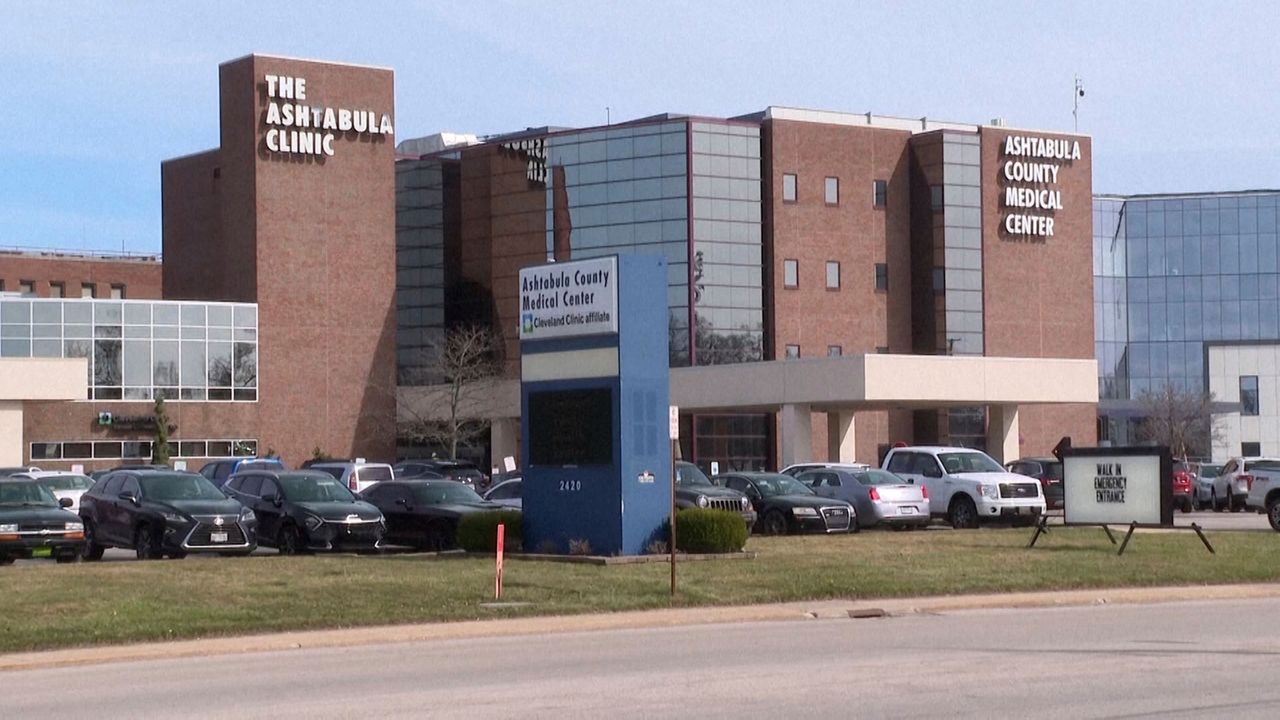 2 women drove a man's body to a bank to withdraw his money, Ohio police(02)