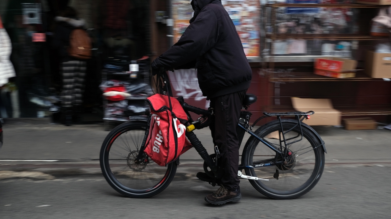 NYC launches minimum pay mandate for food delivery workers - Newsday