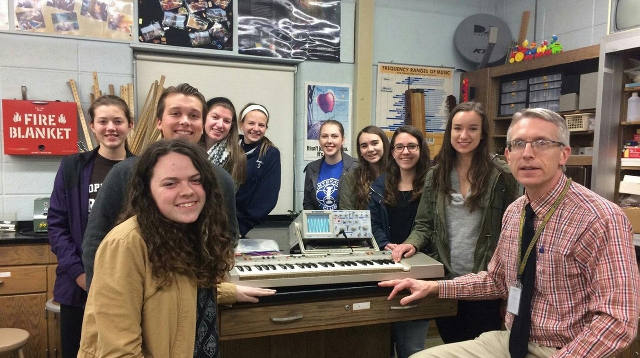 LI teacher wins Barnes & Noble ‘My Favorite Teacher’ contest - Newsday