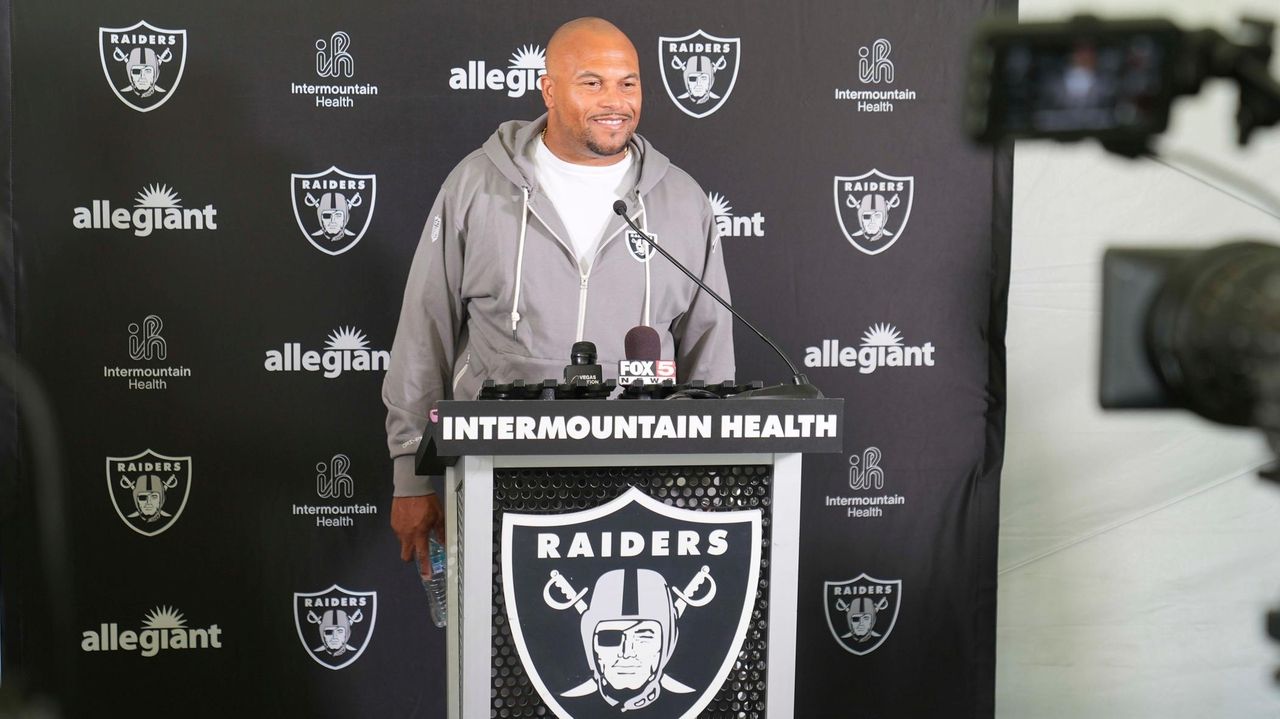 Raiders Coach Antonio Pierce Says Video Of Kermit Doll Wearing Mahomes ...