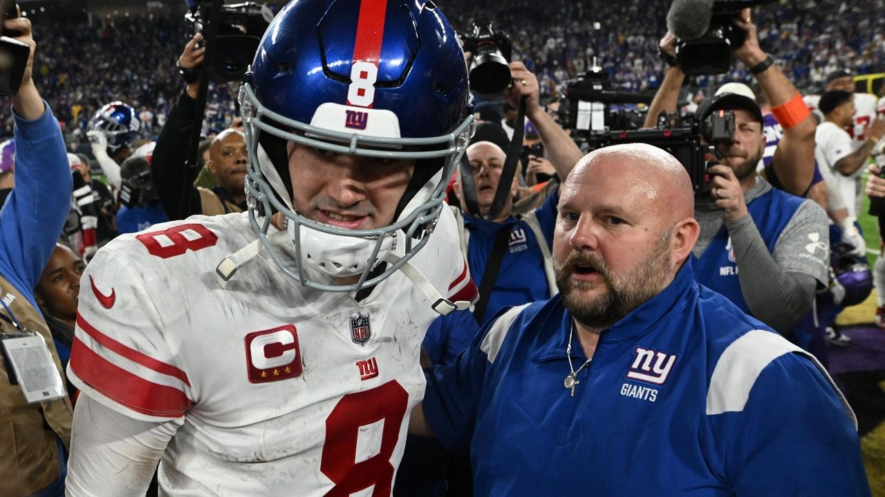 New York Giants quarterback Daniel Jones (8) huddles with