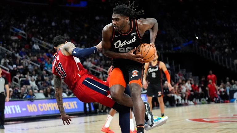 Detroit Pistons center Isaiah Stewart (28) drives on Washington Wizards...