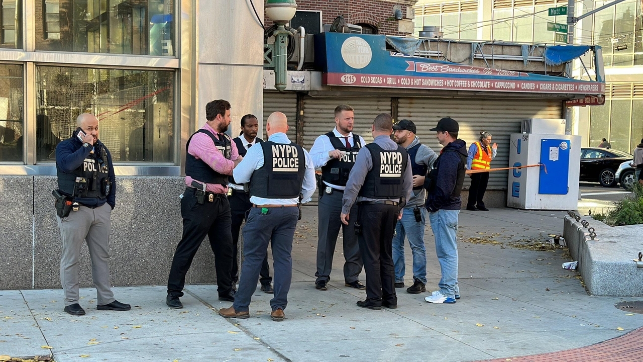 Boy, 15, shot dead on Queens subway train, NYPD says - Newsday