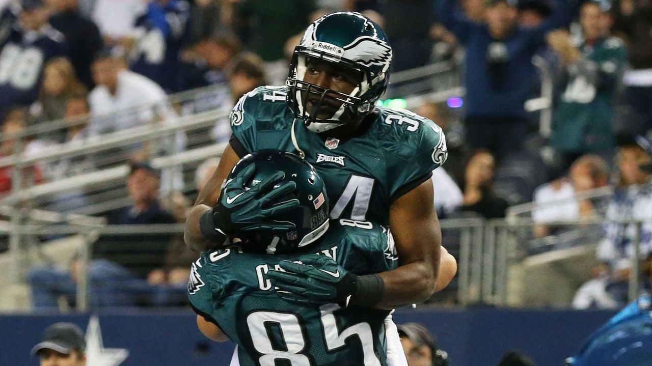 Philadelphia Eagles runningback Brian Westbrook runs the ball into News  Photo - Getty Images